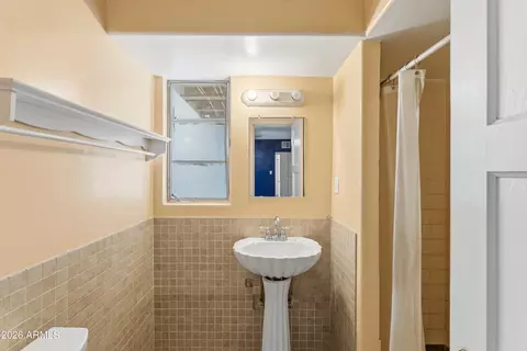 Bath - 1130 E Colter St, Phoenix, AZ 85014 photo 2 of 3