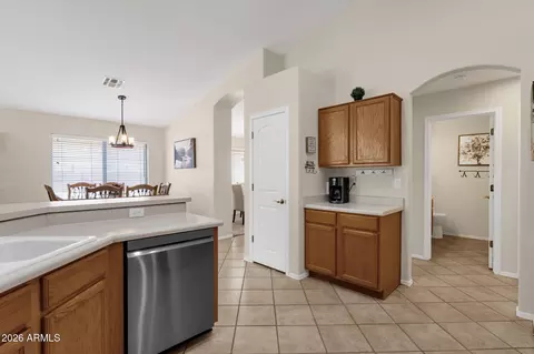 Kitchen - 672 N Bridlegate Dr, Gilbert, AZ 85234 photo 5 of 6