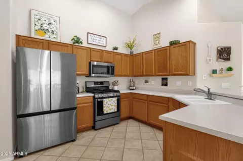 Kitchen - 672 N Bridlegate Dr, Gilbert, AZ 85234 photo 3 of 6