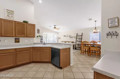 Kitchen - 672 N Bridlegate Dr, Gilbert, AZ 85234 photo 4 of 6