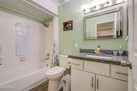 Bath - 401 E Pecan Rd, Phoenix, AZ 85040 photo 4 of 4