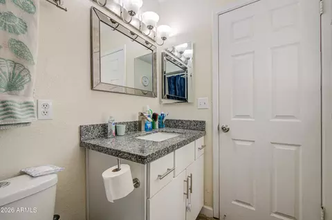 Bath - 401 E Pecan Rd, Phoenix, AZ 85040 photo 2 of 4