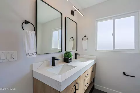 Bath - 1215 E Cambridge Ave, Phoenix, AZ 85006 photo 3 of 13