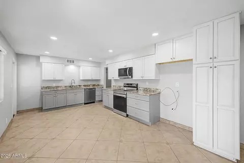 911 N Nina Dr, Mesa, AZ 85201