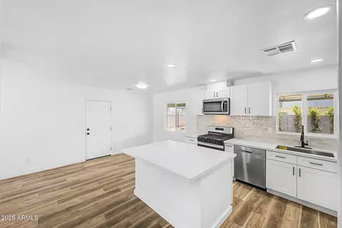 Kitchen - 4437 E Almeria Rd, Phoenix, AZ 85008 photo 3 of 4