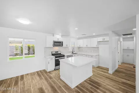 Kitchen - 4437 E Almeria Rd, Phoenix, AZ 85008 photo 2 of 4