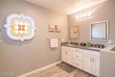 Bath - 1648 E Mitchell Dr, Phoenix, AZ 85016 photo 4 of 6