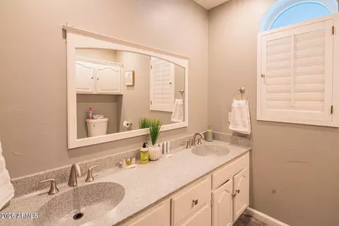 Bath - 1648 E Mitchell Dr, Phoenix, AZ 85016 photo 2 of 6