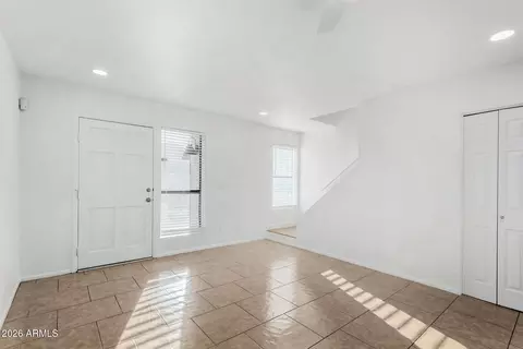 Living - 2842 E Beck Ln #2, Phoenix, AZ 85032 photo 2 of 4