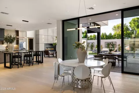 Dining - 2228 E Solar Dr, Phoenix, AZ 85020 photo 2 of 2