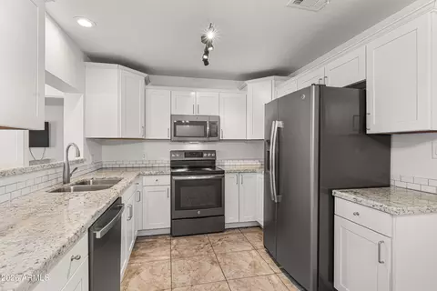 Kitchen - 1314 E Topeka Dr, Phoenix, AZ 85024 photo 2 of 3