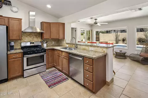 Kitchen - 4312 E Sells Dr, Phoenix, AZ 85018 photo 2 of 7