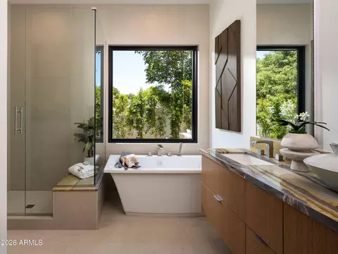 Bath - 5937 N 14th St, Phoenix, AZ 85014 photo 1 of 6