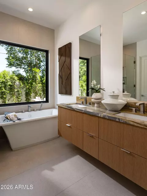 Bath - 5937 N 14th St, Phoenix, AZ 85014 photo 2 of 6