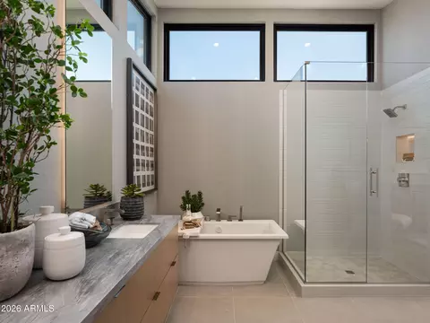 Bath - 5937 N 14th St, Phoenix, AZ 85014 photo 6 of 6