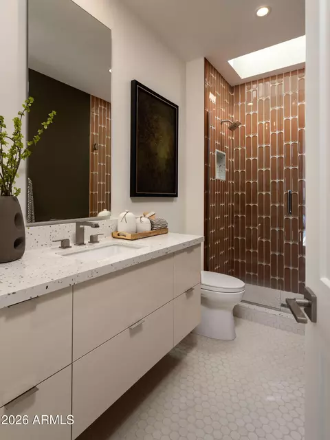Bath - 5937 N 14th St, Phoenix, AZ 85014 photo 4 of 6
