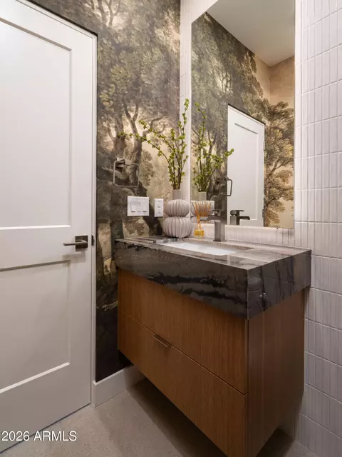 Bath - 5937 N 14th St, Phoenix, AZ 85014 photo 3 of 6