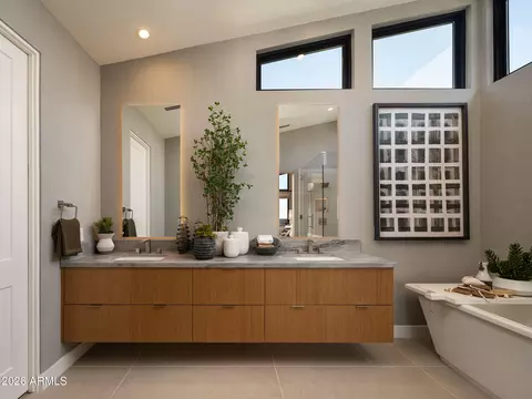 Bath - 5937 N 14th St, Phoenix, AZ 85014 photo 5 of 6