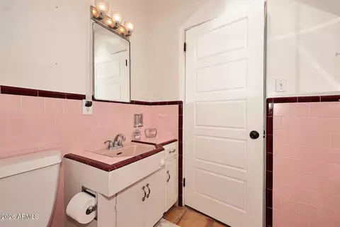 Bath - 8104 N 8th Ave, Phoenix, AZ 85021 photo 3 of 9