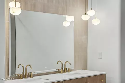 Bath - 4107 E Avalon Dr, Phoenix, AZ 85018 photo 6 of 10