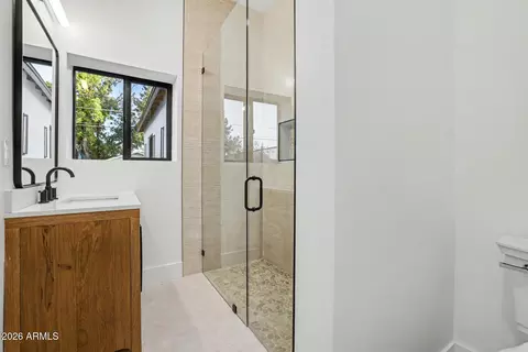 Bath - 4107 E Avalon Dr, Phoenix, AZ 85018 photo 9 of 10