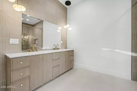 Bath - 4107 E Avalon Dr, Phoenix, AZ 85018 photo 5 of 10