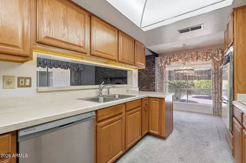 Kitchen - 3217 E Malapai Dr, Phoenix, AZ 85028 photo 3 of 6