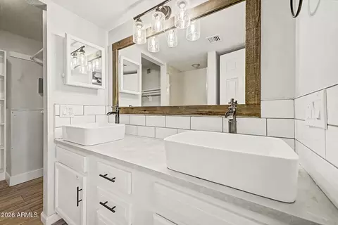 Bath - 1449 E Highland Ave #3, Phoenix, AZ 85014 photo 2 of 5
