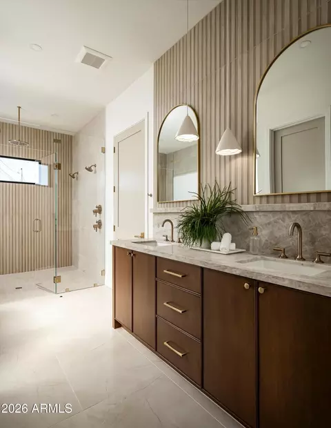 Bath - 4524 E Devonshire Ave, Phoenix, AZ 85018 photo 2 of 7