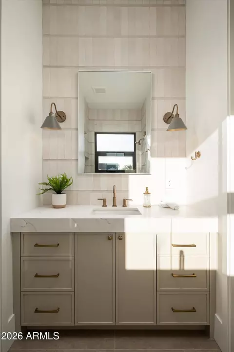 Bath - 4524 E Devonshire Ave, Phoenix, AZ 85018 photo 6 of 7