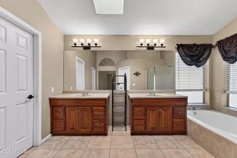Bath - 3349 E Amberwood Dr, Phoenix, AZ 85048 photo 2 of 5