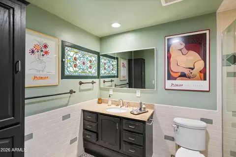 Bath - 5525 N 12th St, Phoenix, AZ 85014 photo 3 of 5