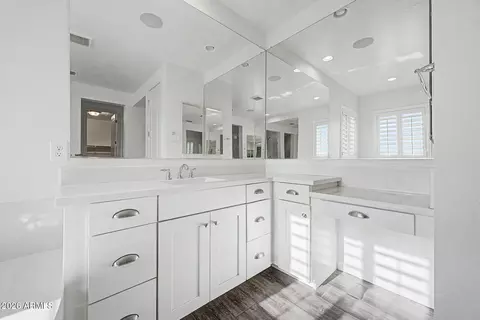 Bath - 1002 E Parkview Dr, Gilbert, AZ 85295 photo 3 of 8
