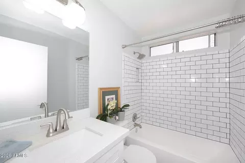 Bath - 1008 E Oraibi Dr, Phoenix, AZ 85024 photo 4 of 5