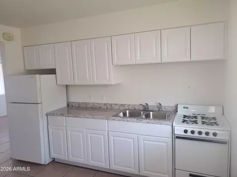Kitchen - 2101 E Osborn Rd, Phoenix, AZ 85016 photo 3 of 4