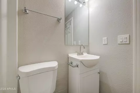 Bath - 2225 E Lynne Ln, Phoenix, AZ 85042 photo 3 of 3