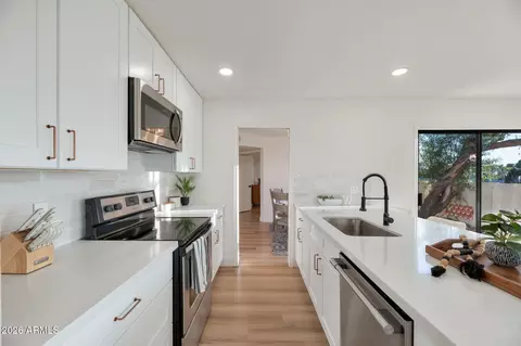 Kitchen - 703 E Corte Oro --, Phoenix, AZ 85020 photo 4 of 5