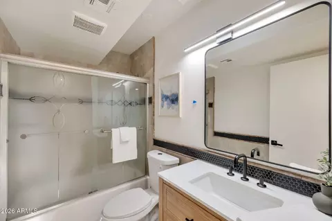 Bath - 703 E Corte Oro --, Phoenix, AZ 85020 photo 1 of 3