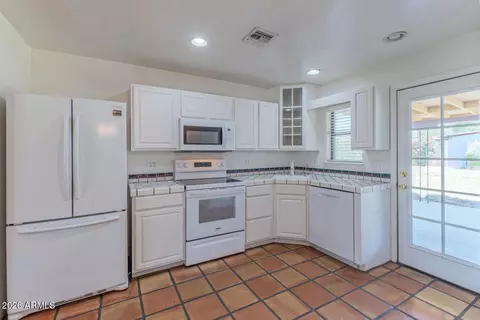 Kitchen - 2216 E Weldon Ave, Phoenix, AZ 85016 photo 1 of 2