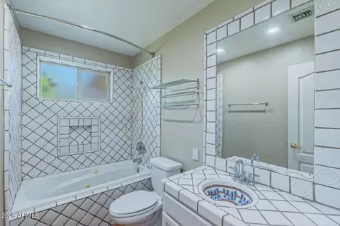 Bath - 2216 E Weldon Ave, Phoenix, AZ 85016 photo 1 of 1
