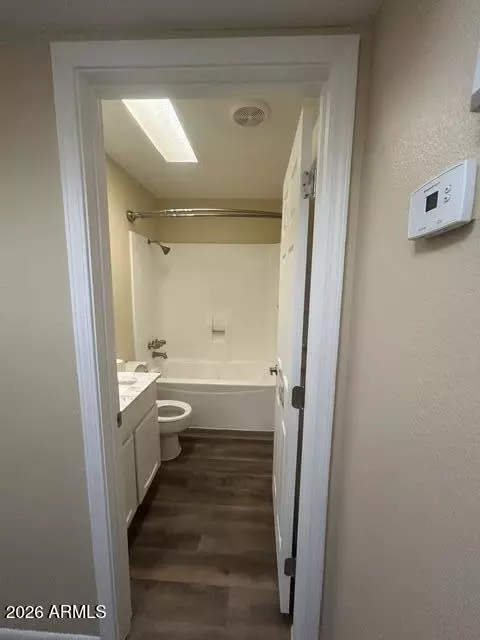 Bath - 6818 N 35th Ave #E, Phoenix, AZ 85017 photo 1 of 2