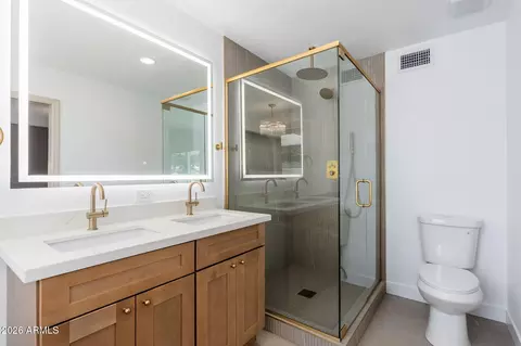 Bath - 3401 N 37th St #9, Phoenix, AZ 85018 photo 2 of 4