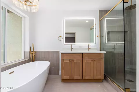 Bath - 3401 N 37th St #9, Phoenix, AZ 85018 photo 1 of 4