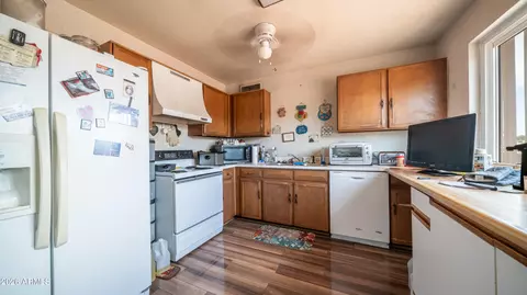 Kitchen - 3739 W Wethersfield Rd, Phoenix, AZ 85029 photo 1 of 2