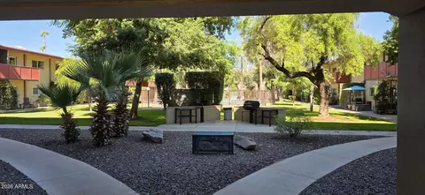 Exterior - 351 E Thomas Rd #D208, Phoenix, AZ 85012 photo 6 of 7