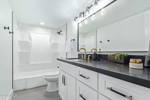 Bath - 351 E Thomas Rd #D208, Phoenix, AZ 85012 photo 2 of 3