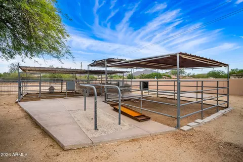 Exterior - 512 E Jordon Ln, Phoenix, AZ 85086 photo 5 of 8