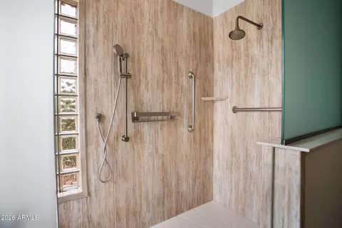 Bath - 512 E Jordon Ln, Phoenix, AZ 85086 photo 3 of 6