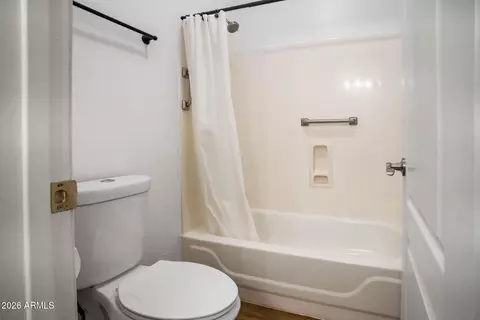 Bath - 512 E Jordon Ln, Phoenix, AZ 85086 photo 5 of 6