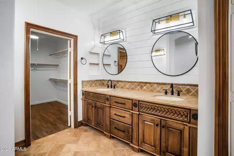 Bath - 512 E Jordon Ln, Phoenix, AZ 85086 photo 1 of 6